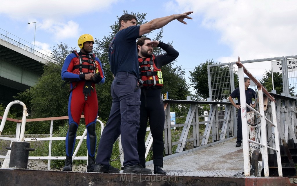 Uebung BF Taucher und Presse Koeln Zoobruecke Rhein P031.JPG - Miklos Laubert